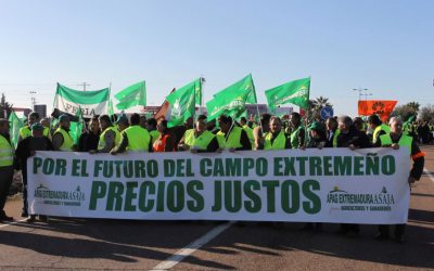 Los agricultores cortan las carreteras en Extremadura