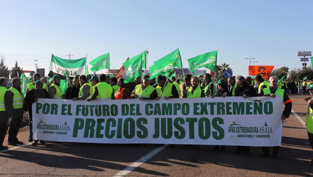 Los agricultores cortan las carreteras en Extremadura