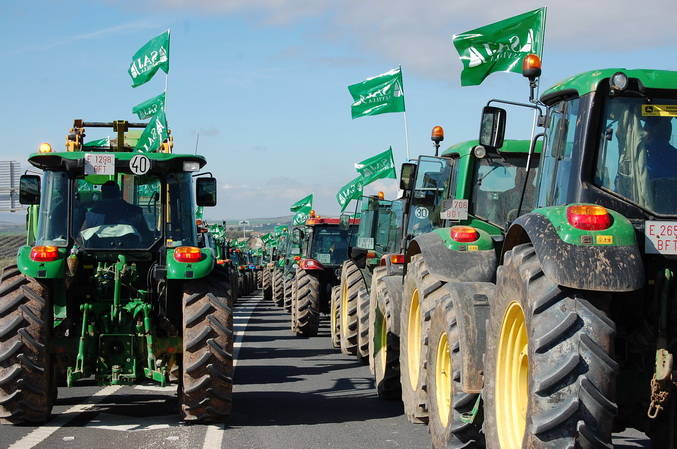 Numerosos cortes en las carreteras de Sevilla por las protestas de los agricultores