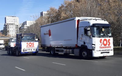 Pitada de camiones y furgonetas frente a la sede del Ministerio de Transportes como símbolo de protesta