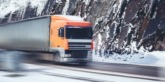 La nieve complica el tráfico en las carreteras de Castilla y León y la Comunidad de Madrid