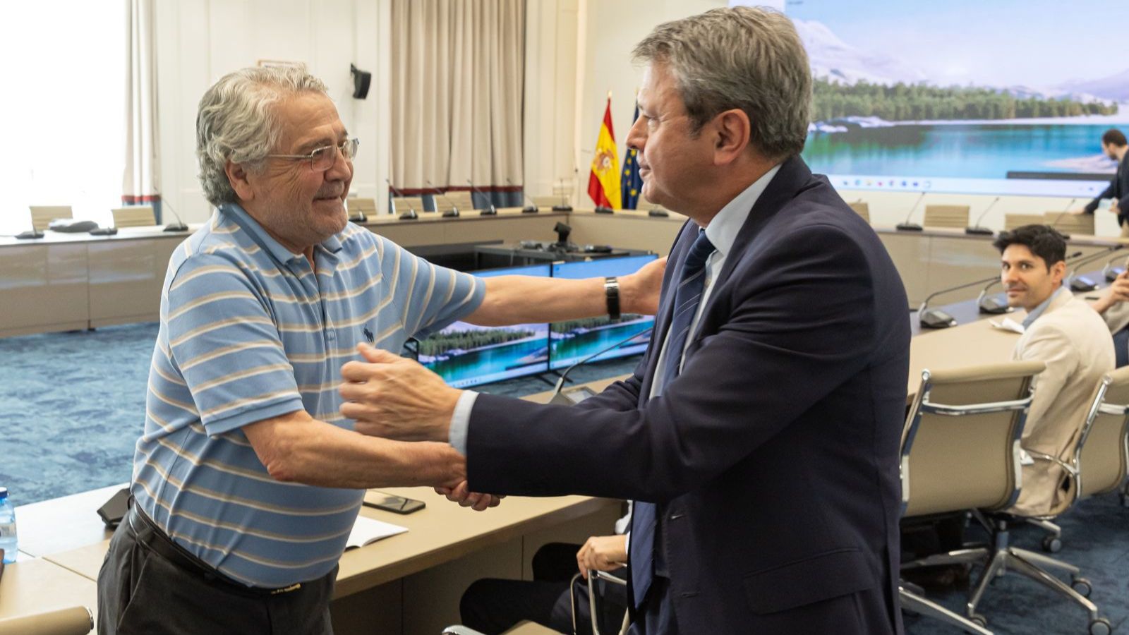 Homenaje de Transportes a Miguel Valverde por su dedicación al sector. 