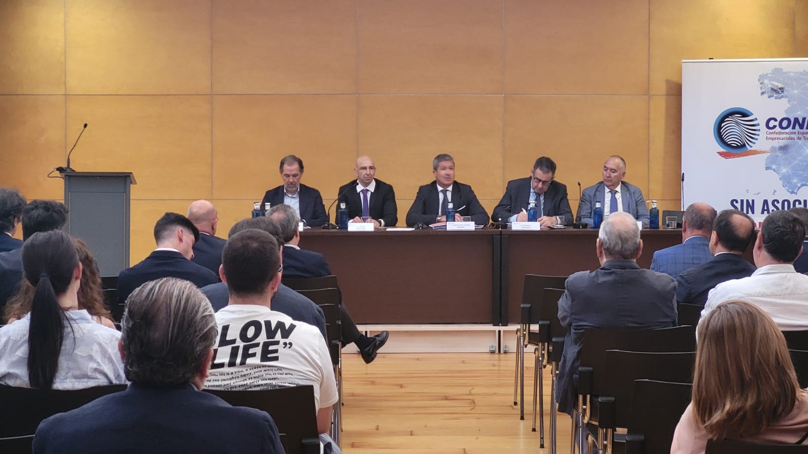 CONETRANS destaca la obligatoriedad de la indexación del combustible como uno de los grandes logros del sector y reclama que las ayudas comprometidas lleguen ya a los transportistas